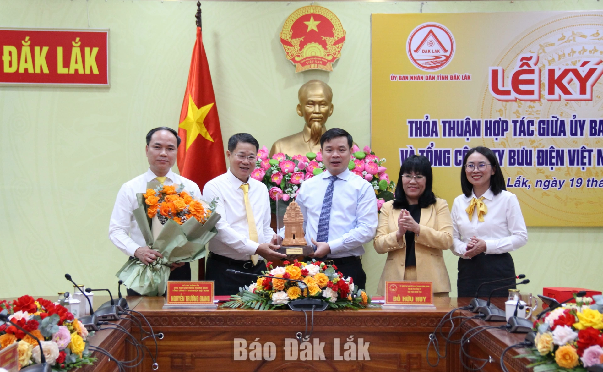 Chủ tịch UBND tỉnh Đỗ Hữu Huy tặng hoa và quà lưu niệm cho đại diện Tổng công ty.