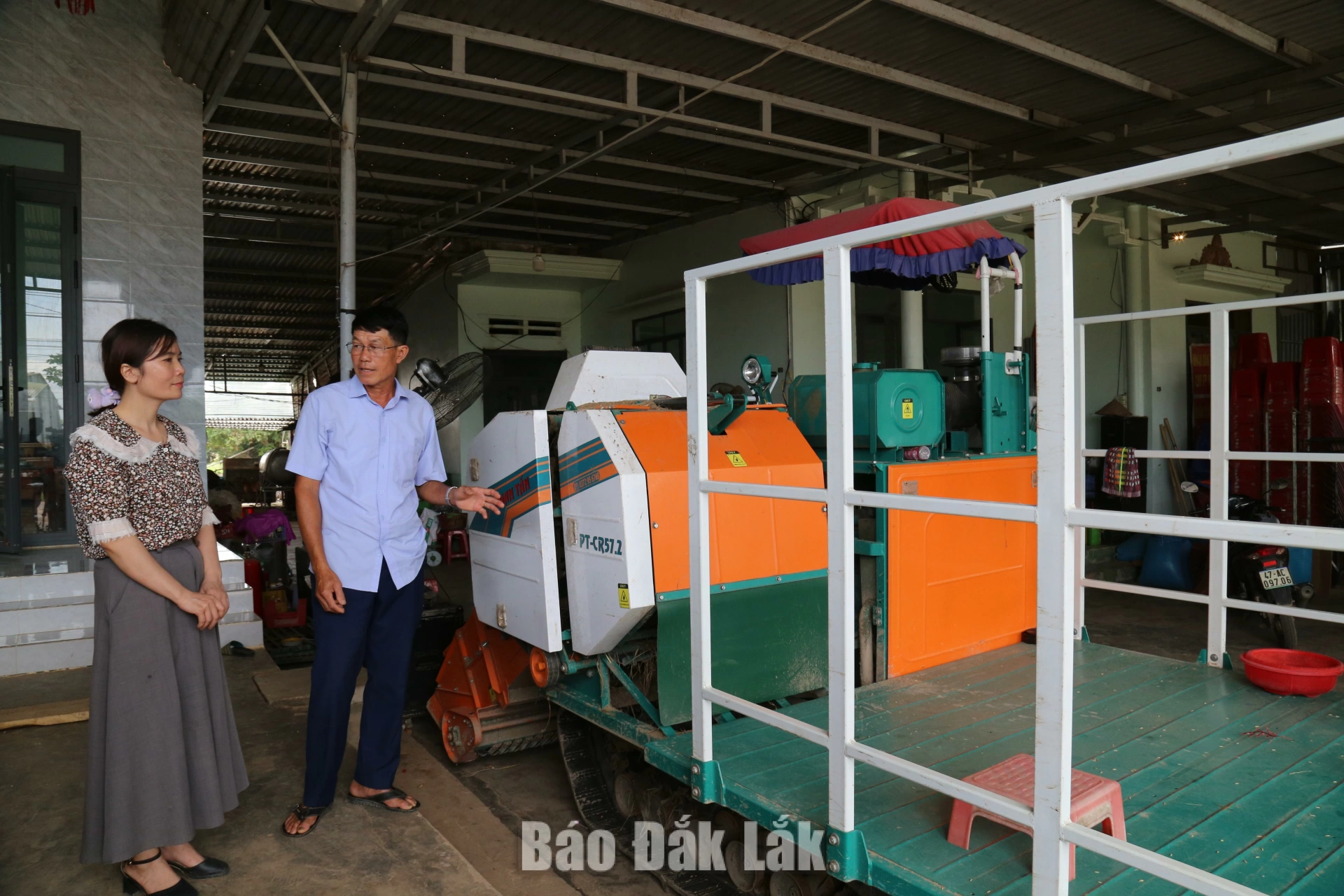 Ông Vũ Hồng Sơn (thôn 1) chia sẻ thông tin liên quan đến việc ứng dụng máy móc trong sản xuất lúa nước cho cán bộ xã Vụ Bổn nhằm góp phần xây dựng nông nghiệp hàng hóa tại địa phương trong tương lai.