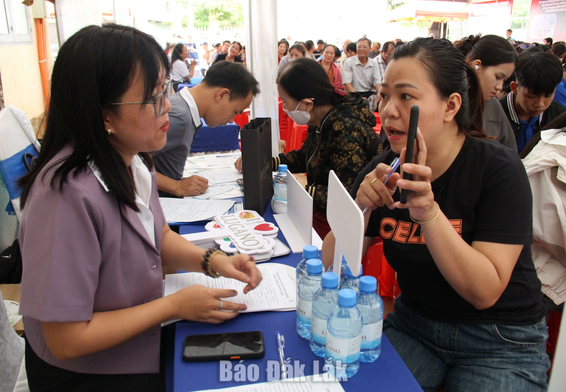 Nhân viên các DN tham gia tuyển dụng tư vấn việc làm cho người có nhu cầu lao động tại phường Thành Nhất.