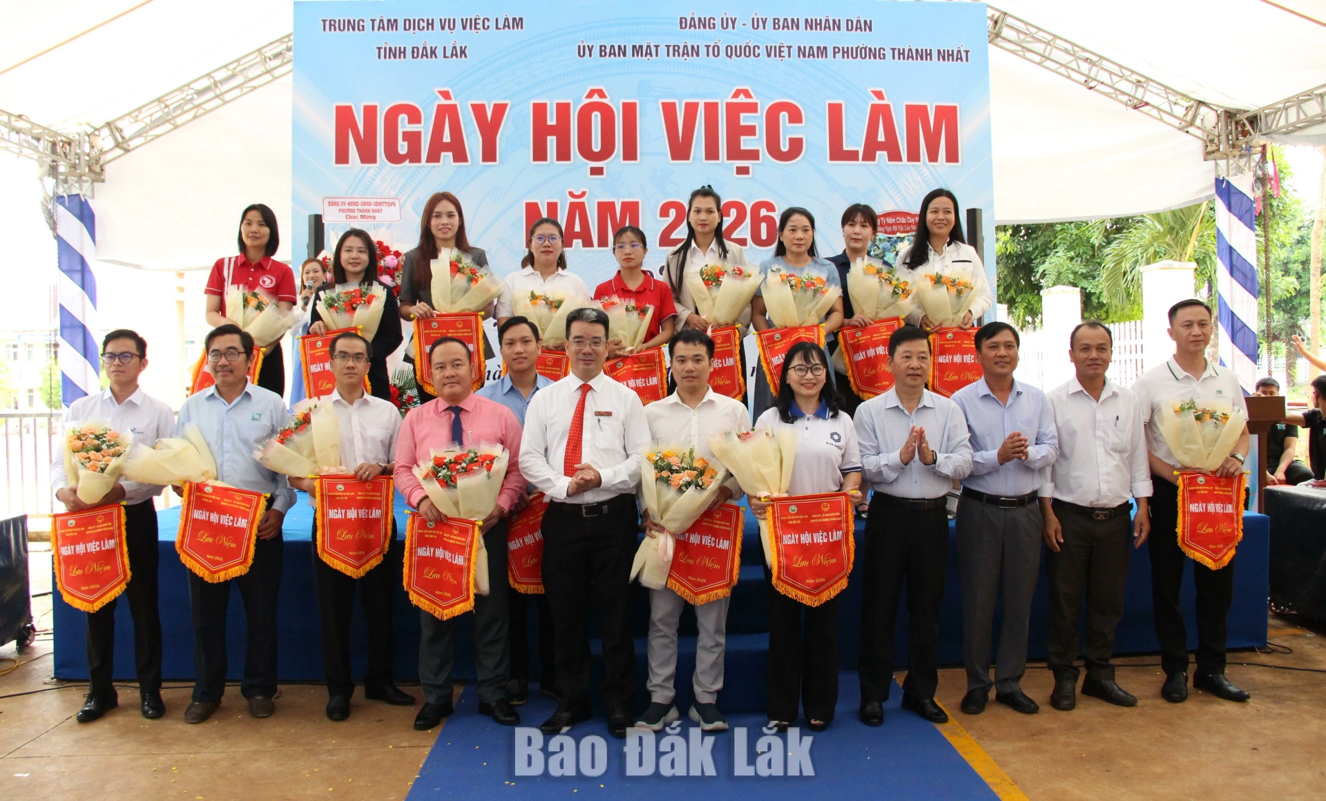Ông Nguyễn Thanh Liêm, Bí thư Đảng ủy, Chủ tịch HĐND phường Thành Nhất và ông Lê Hải Lý, Giám đốc Trung tâm Dịch vụ việc làm tỉnh tặng hoa và trao cờ lưu niệm cho các đơn vị, DN.