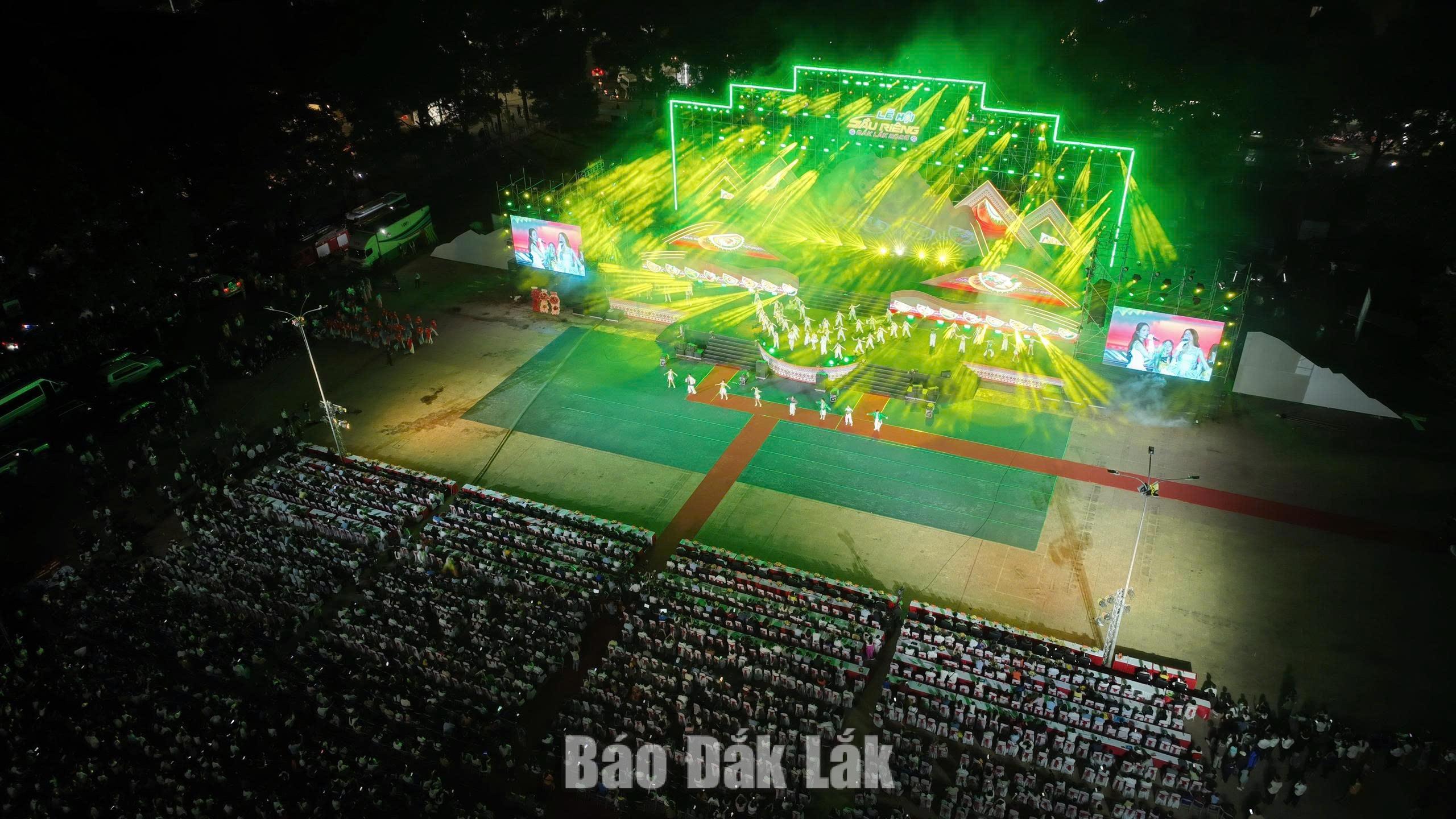 The Dak Lak Durian Festival 2026, themed “Dak Lak Durian - Connecting for Greater Reach”, opened on the evening of August 15 at March 10 Square in Buon Ma Thuot Ward, kicking off a series of vibrant and engaging activities.