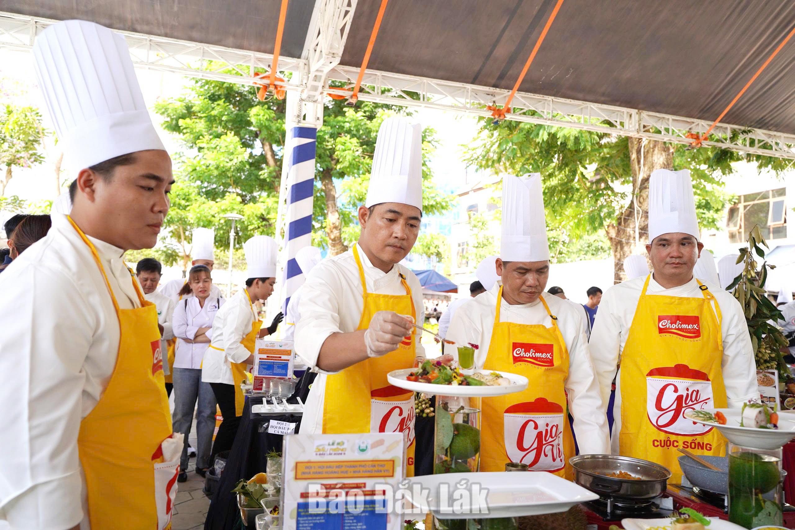 The event featuring 102 distinctive durian-based dishes also received a Viet Nam record certificate from the Vietnam Records Organisation (VietKings).