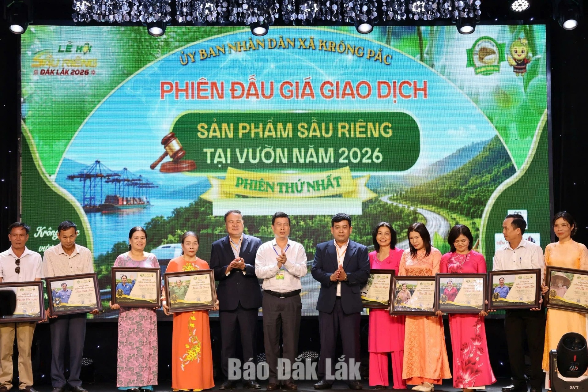 Dak Lak farmers auctioned durians directly at orchards, introducing a novel trading model aimed at reducing intermediaries, increasing farmers’ incomes and enhancing value across the supply chain.