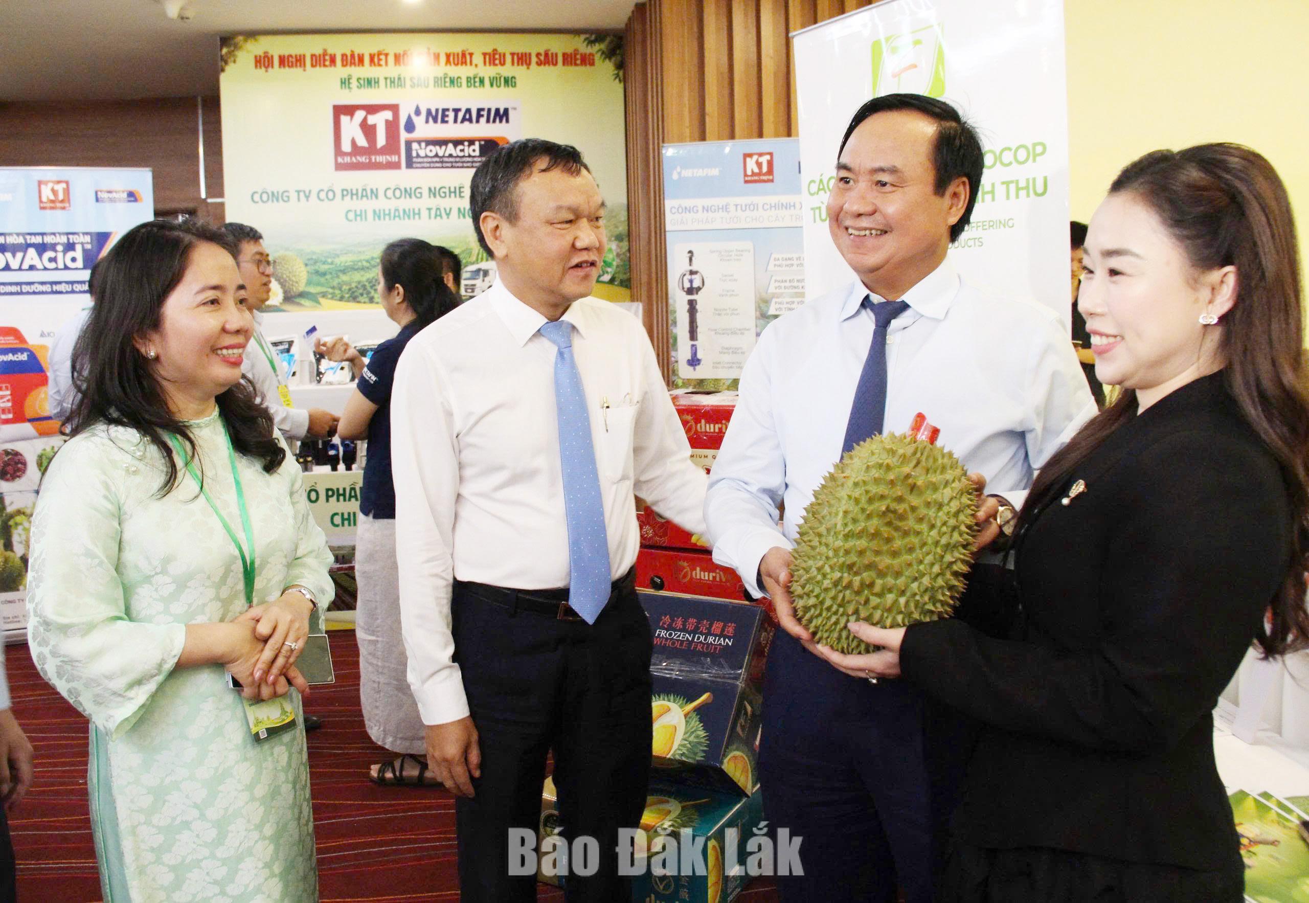 The Forum on “Connecting durian production and consumption towards a sustainable durian ecosystem” aimed to improve quality, standardise growing areas, promote processing as well as expand markets for Dak Lak durians.