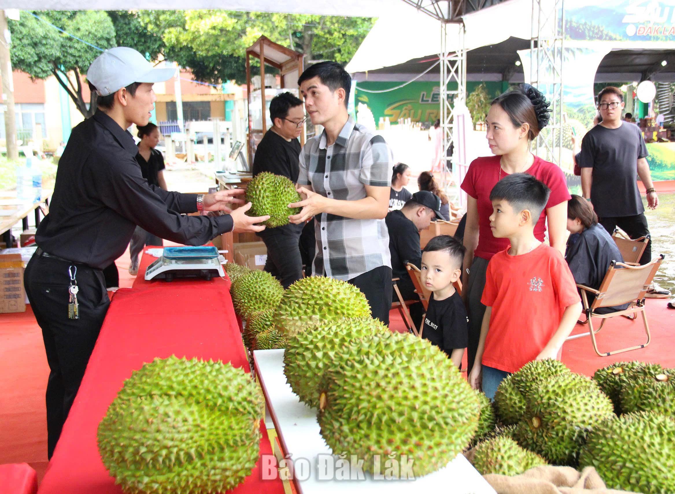 More than 400 booths operated by over 160 domestic as well as foreign organisations as well as enterprises showcased alongside promoted durian-related products and OCOP products.