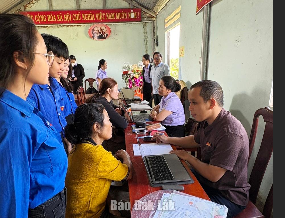Hàng trăm người dân thôn Huệ An được hỗ trợ làm thủ tục hành chính ngay tại cơ sở.