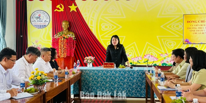Phó Bí thư Thường trực Tỉnh ủy Cao Thị Hòa An khảo sát công tác chuẩn bị năm học mới tại Trường THCS Châu Kim Huệ