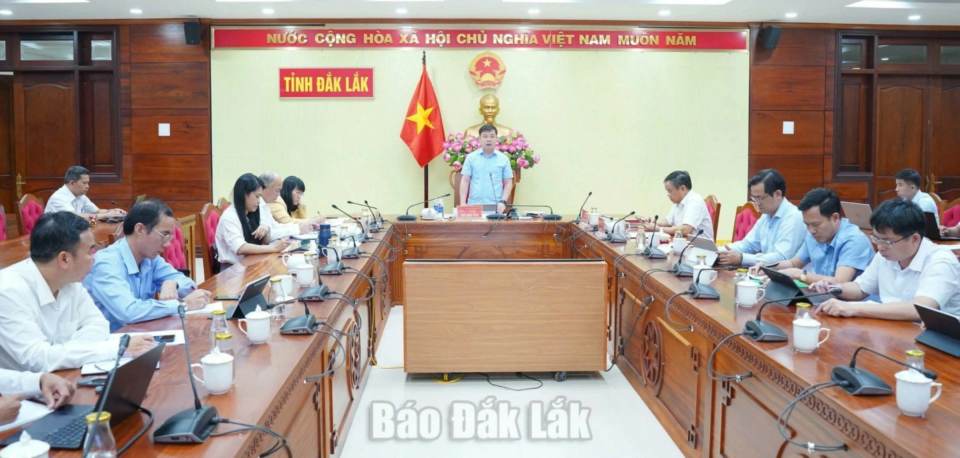 Dak Lak PPC Chairman, comrade Do Huu Huy chairing the meeting.