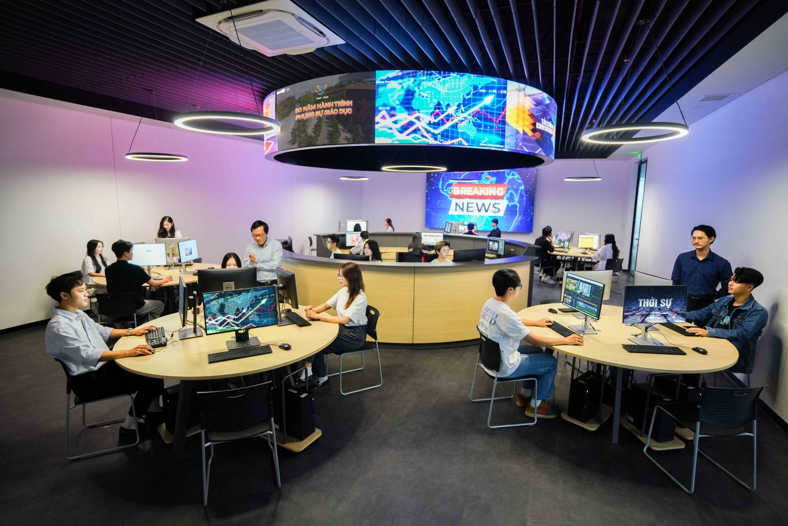 Không gian học tập tích hợp công nghệ truyền thông hiện đại tại Trường Đại học Văn Lang