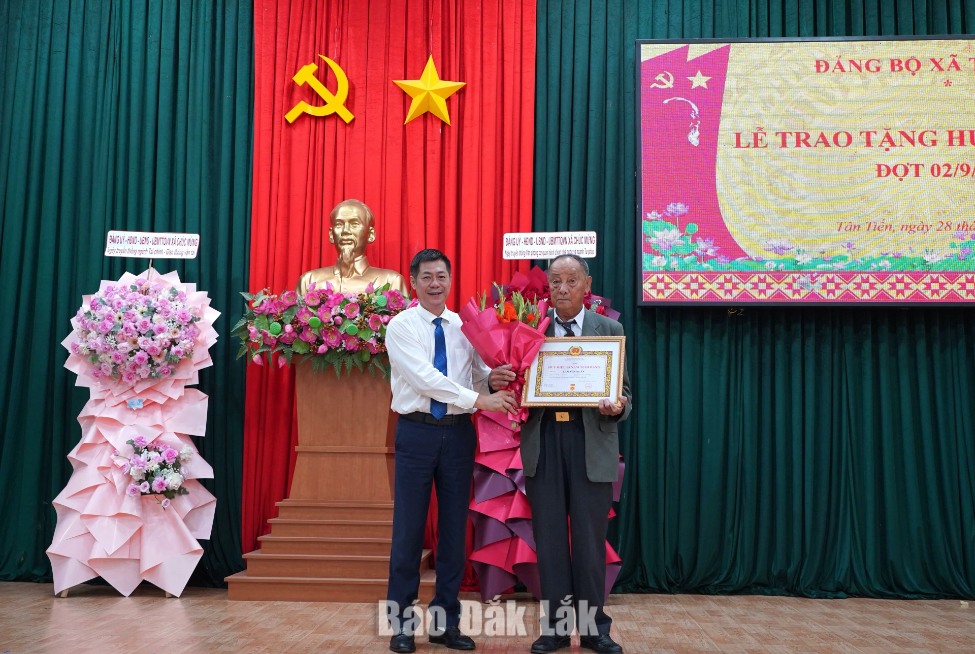 Đồng chí Nguyễn Hoàng Giang, Giám đốc Sở Dân tộc và Tôn giáo trao Huy hiệu 65 năm tuổi Đảng tặng đồng chí Lâm Văn Huấn (Chi bộ Thôn 4).