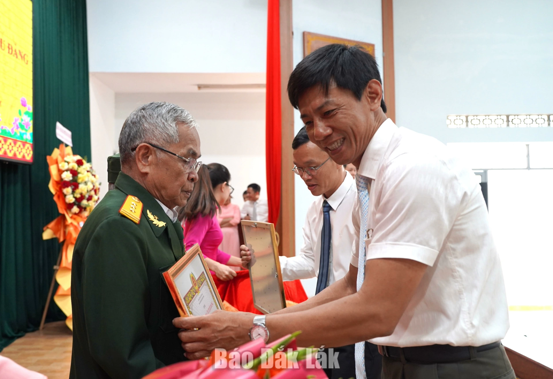 Bí thư Đảng ủy, Chủ tịch HĐND xã Tân Tiến Trần Hải Đăng và Phó Bí thư Thường trực Đảng ủy xã Huỳnh Văn Quý trao Huy hiệu 55 tuổi Đảng tặng các đảng viên.