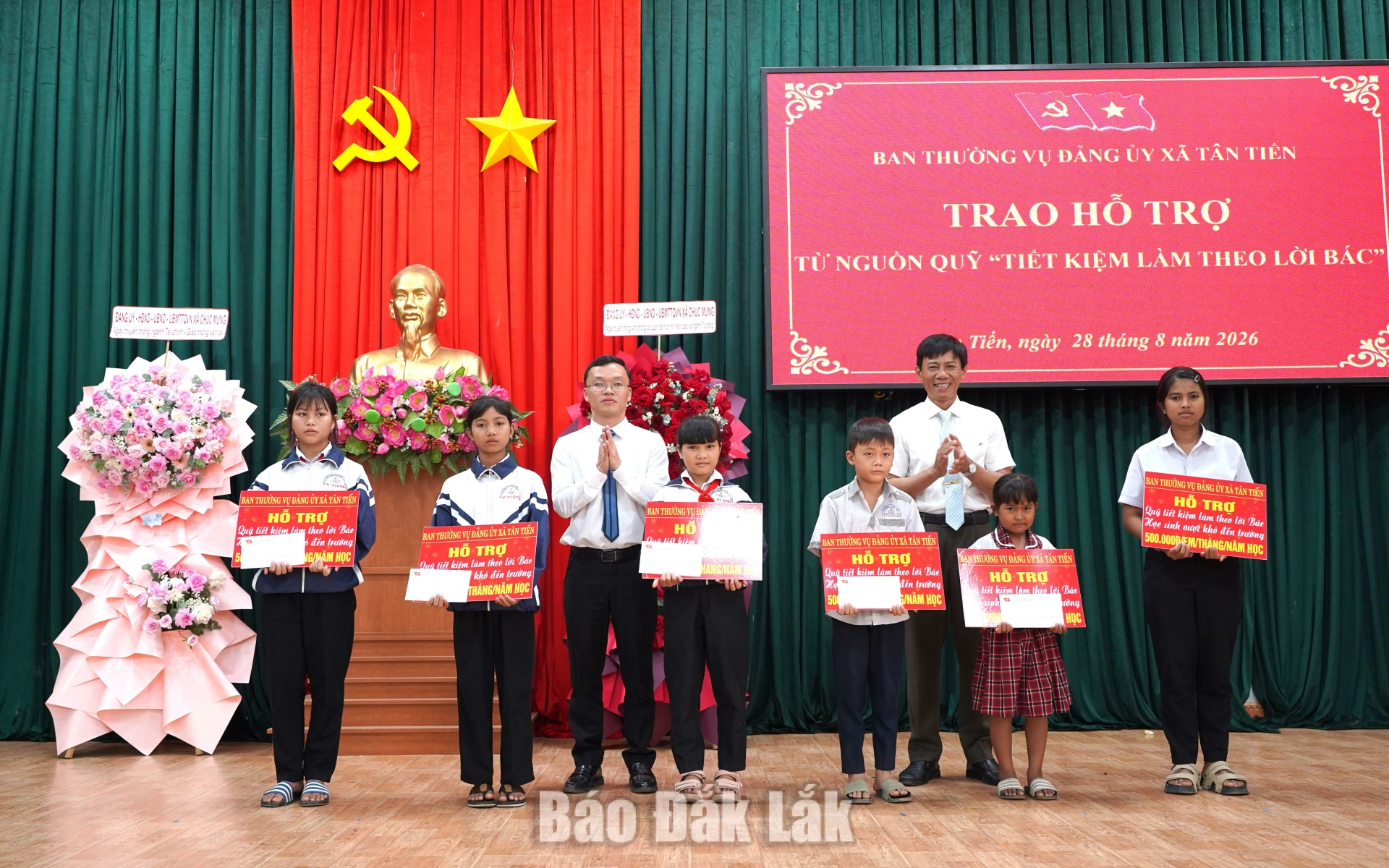 Trao hỗ trợ 6 học sinh vượt khó từ nguồn Quỹ “Tiết kiệm làm theo lời Bác”.