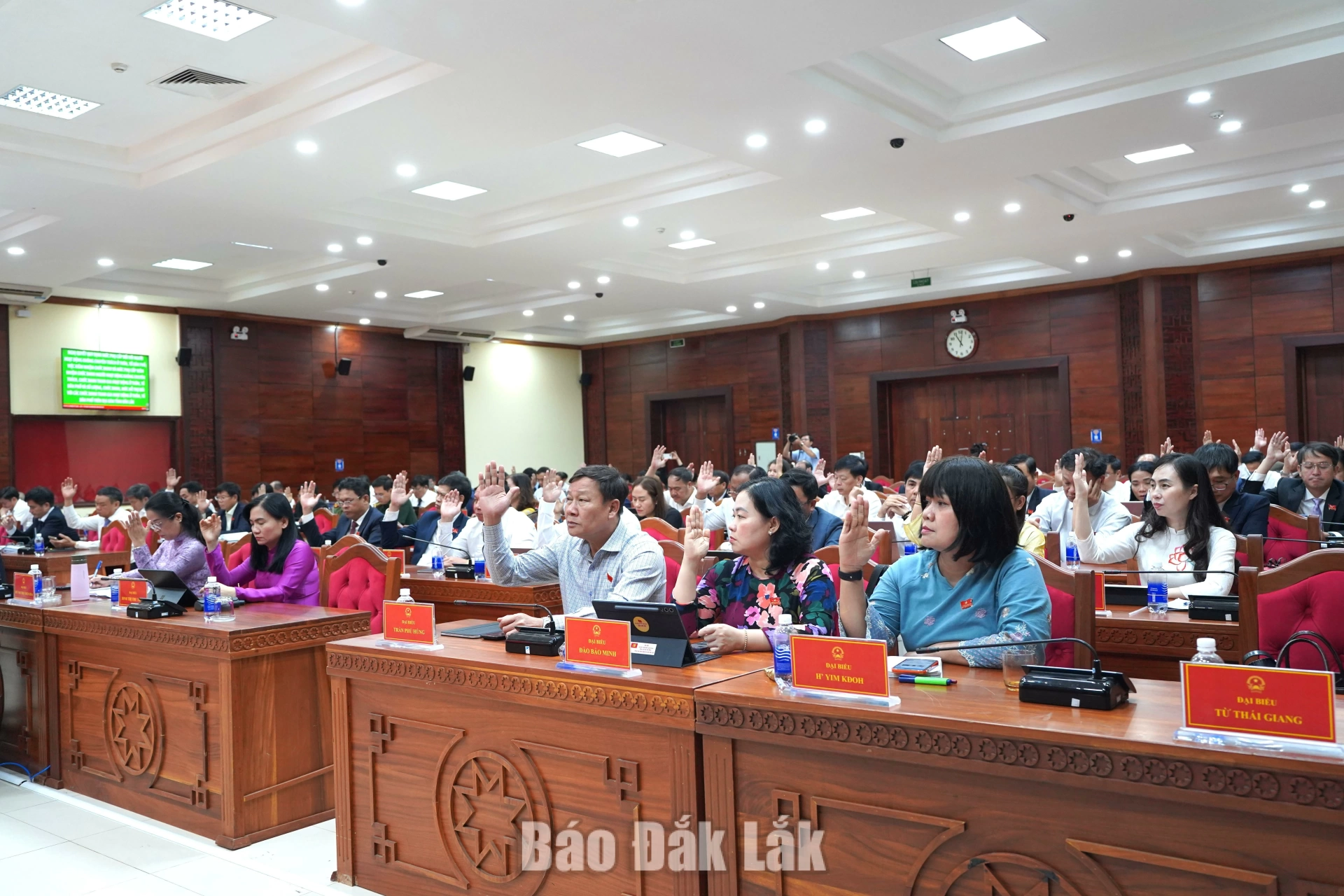 Đại biểu biểu quyết thông qua nghị quyết tại Kỳ họp Chuyên đề lần thứ Hai, HĐND tỉnh khóa XI.