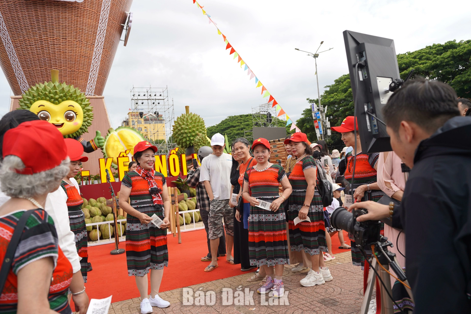 Đông đảo người dân và du khách tham quan, chụp ảnh lưu niệm tại Không gian check-in “Mô hình chiếc gùi sầu riêng lớn nhất Việt Nam”.