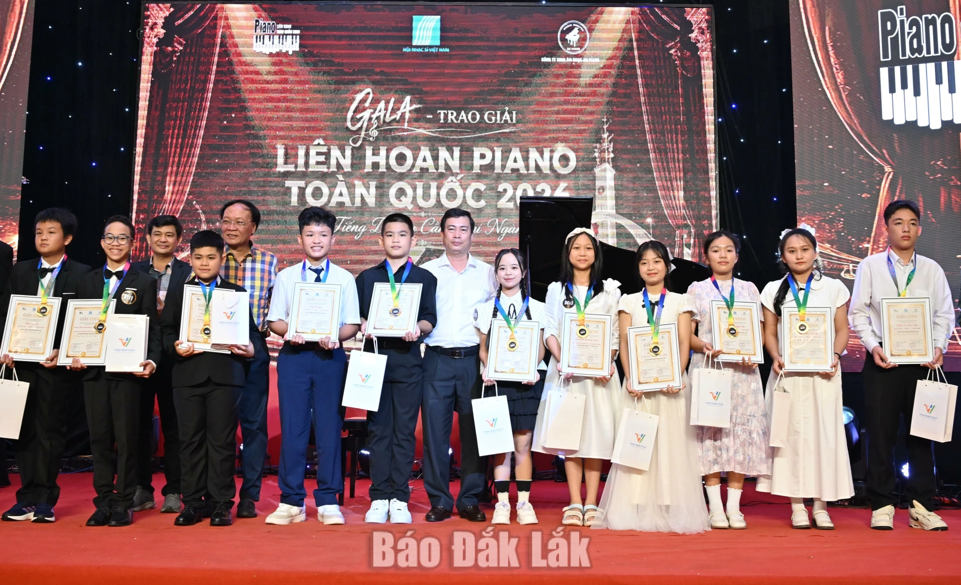 Giám đốc Sở Văn hóa, Thể thao và Du lịch Trần Hồng Tiến trao chứng nhận và huy chương cho các thí sinh đoạt giải A tại liên hoan.