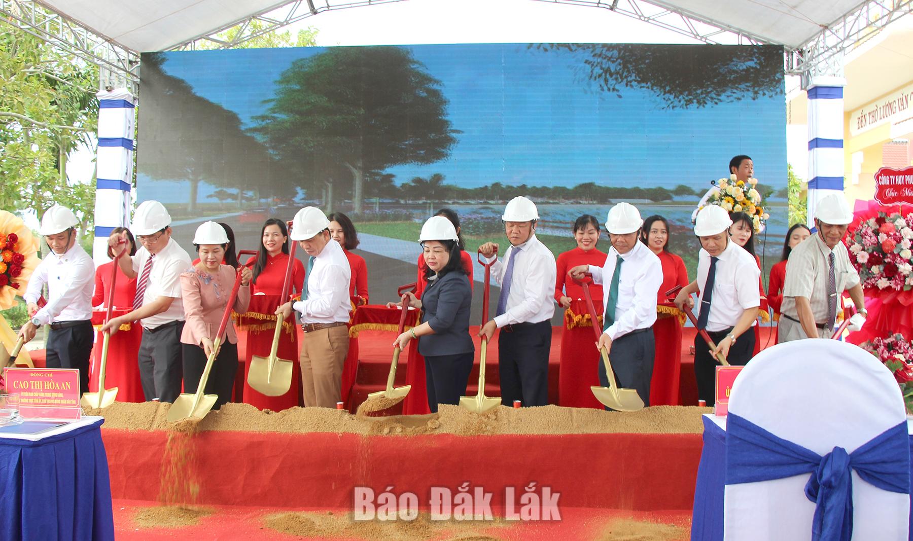 Ủy viên Ban Chấp hành Trung ương Đảng, Phó Bí thư Thường trực Tỉnh ủy, Chủ tịch HĐND tỉnh Cao Thị Hòa An cùng các đại biểu thực hiện nghi thức khởi công.