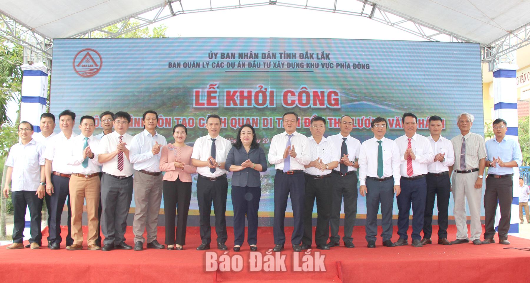 Ủy viên Ban Chấp hành Trung ương Đảng, Phó Bí thư Thường trực Tỉnh ủy, Chủ tịch HĐND tỉnh Cao Thị Hòa An cùng các đại biểu chụp ảnh lưu niệm lại lễ khởi công.