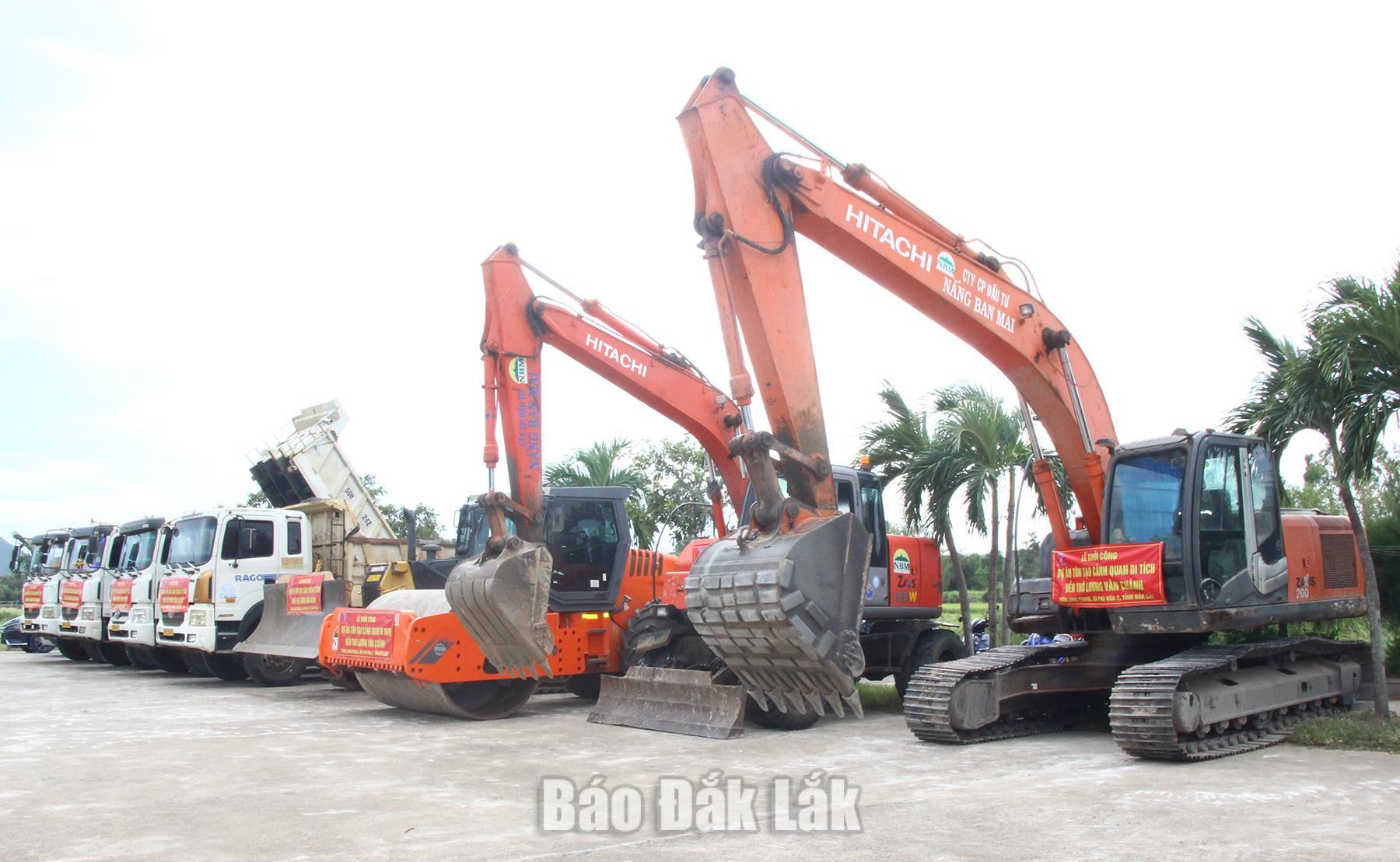 Máy móc, thiết bị được tập kết, sẵn sàng triển khai thi công công trình Tôn tạo cảnh quan di tích Đền thờ Lương Văn Chánh.