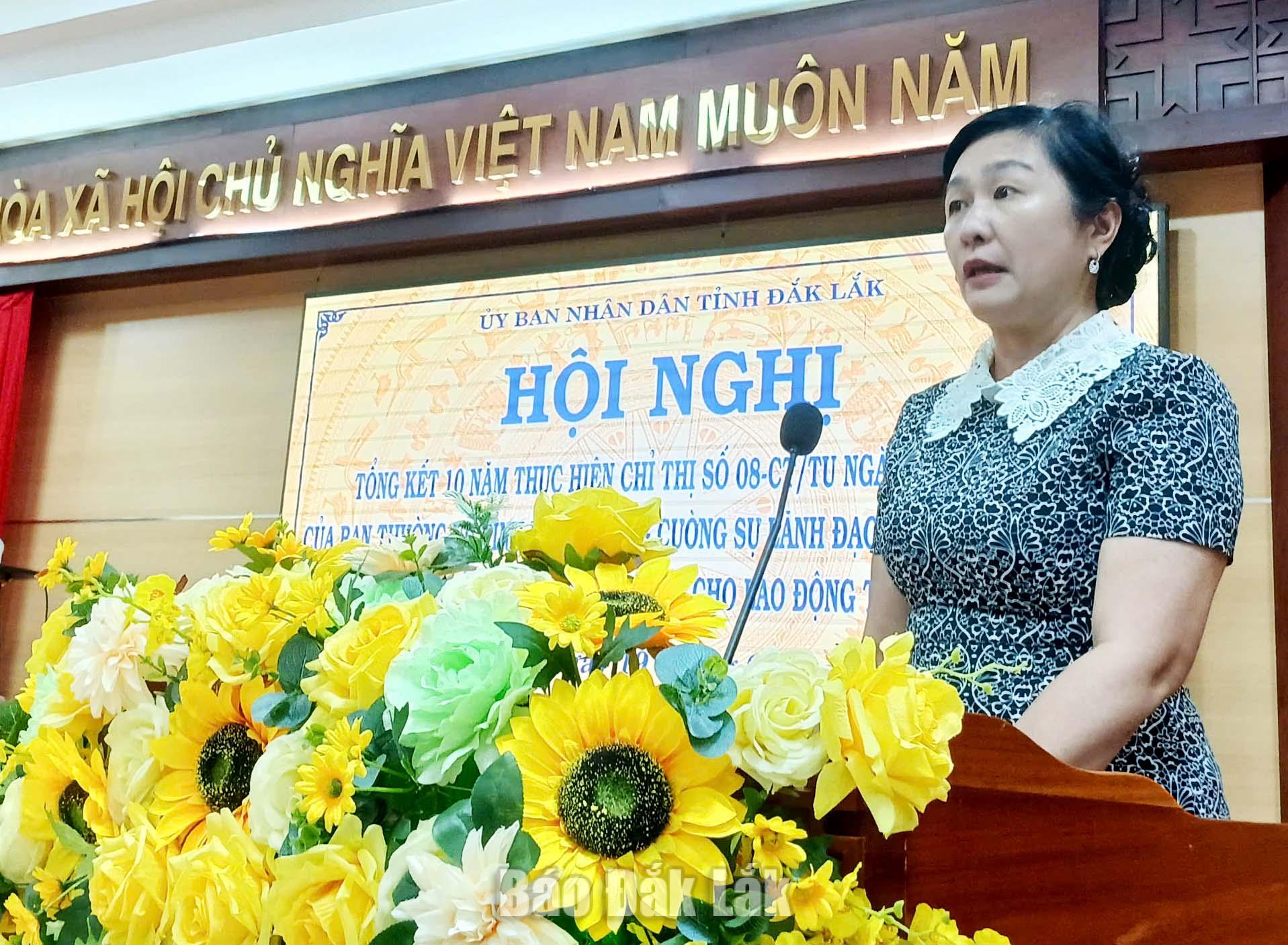 Phó hiệu trưởng Trường Cao đẳng Đắk Lắk Trần Thị Minh Lý báo cáo tham luận tại hội nghị.