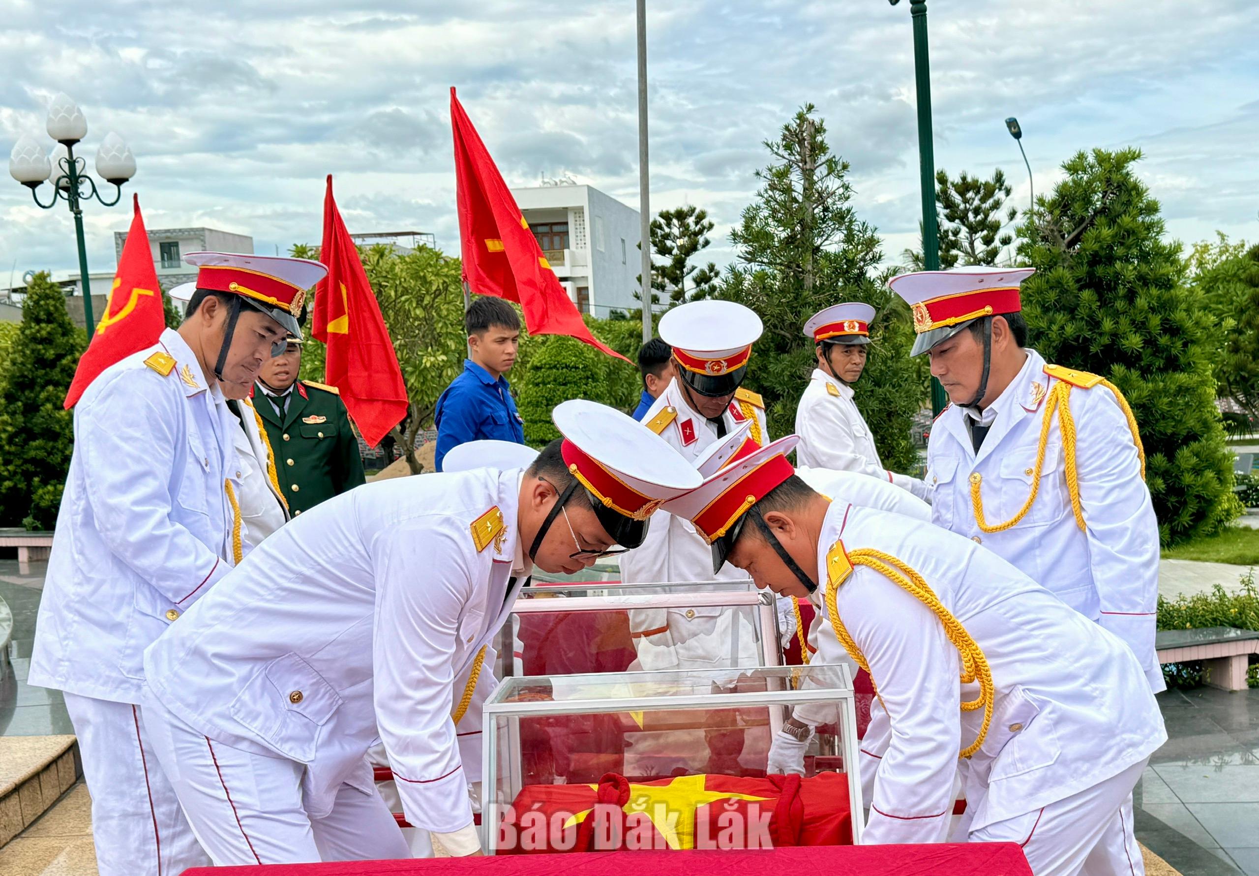 Các lực lượng thực hiện các nghi thức di chuyển hài cốt liệt sĩ ra vị trí an táng.