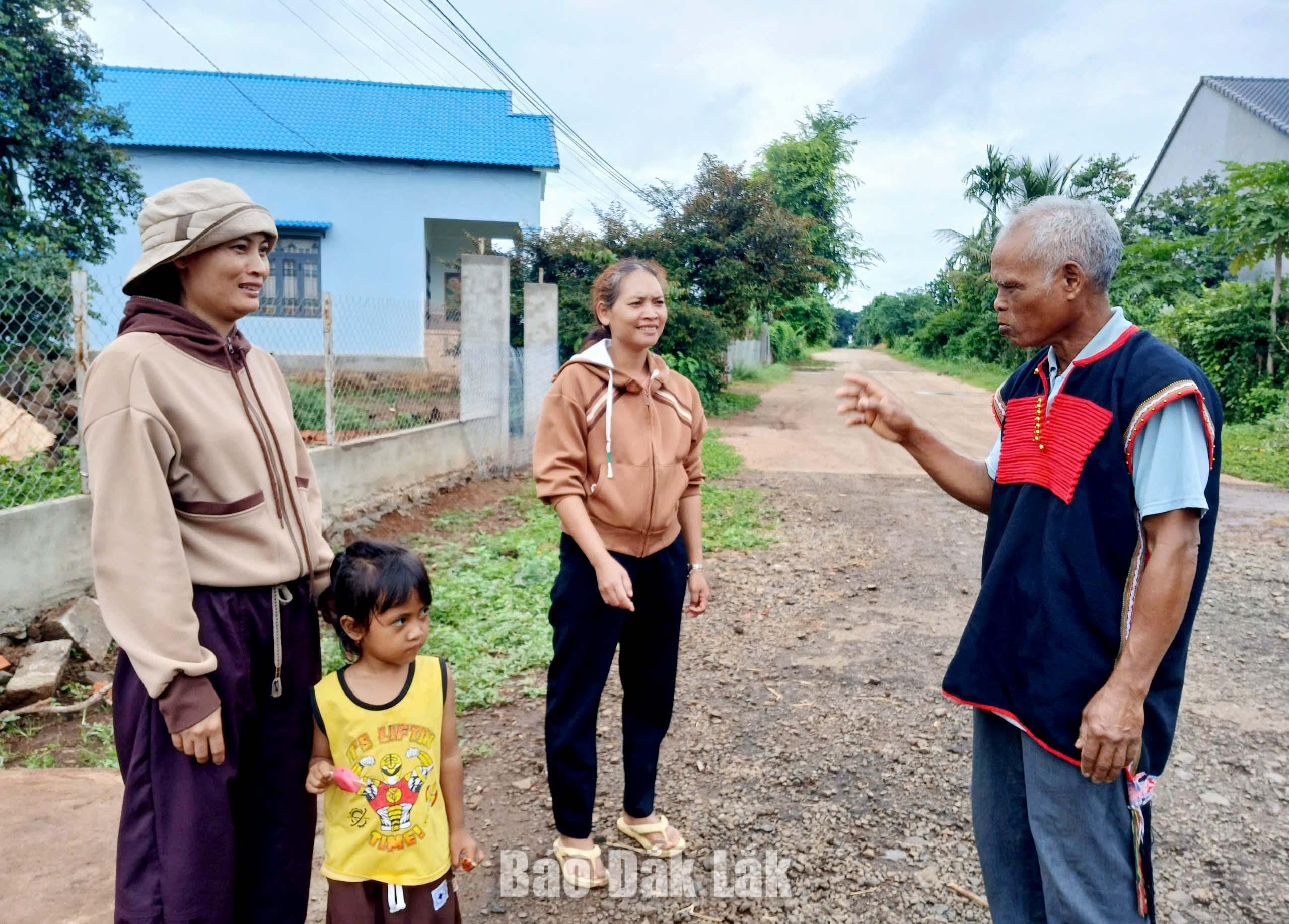 Ông Y Hun Buôn Krông, người có uy tín ở buôn Cư Êbông nắm bắt tâm tư, tìm hiểu đời sống người dân.