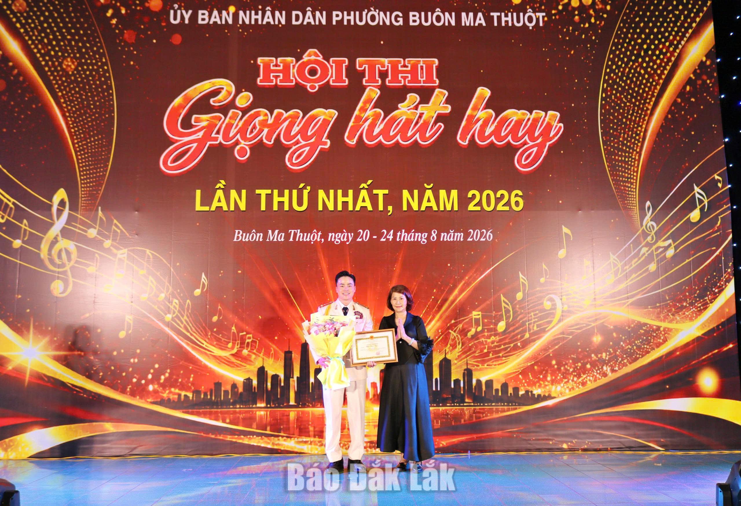 Thí sinh Trần Phan Luật giành giải Nhất hội thi.