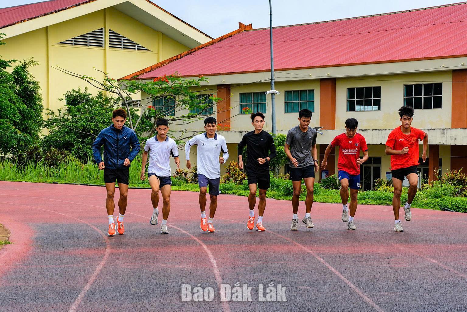 Vi Xuấn Hiếu (ngoài cùng bên phải) đem về cho thể thao thành tích cao Đắk Lắk thêm một huy chương đồng tại giải.
