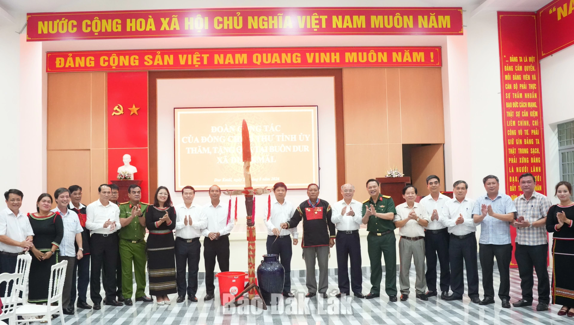 Bí thư Tỉnh ủy Lương Nguyễn Minh Triết cùng các thành viên đoàn công tác chung vui Tết Độc lập với bà con.