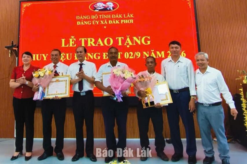 Lãnh đạo xã Đắk Phơi tặng hoa chúc mừng và trao Huy hiệu Đảng cho các đảng viên.