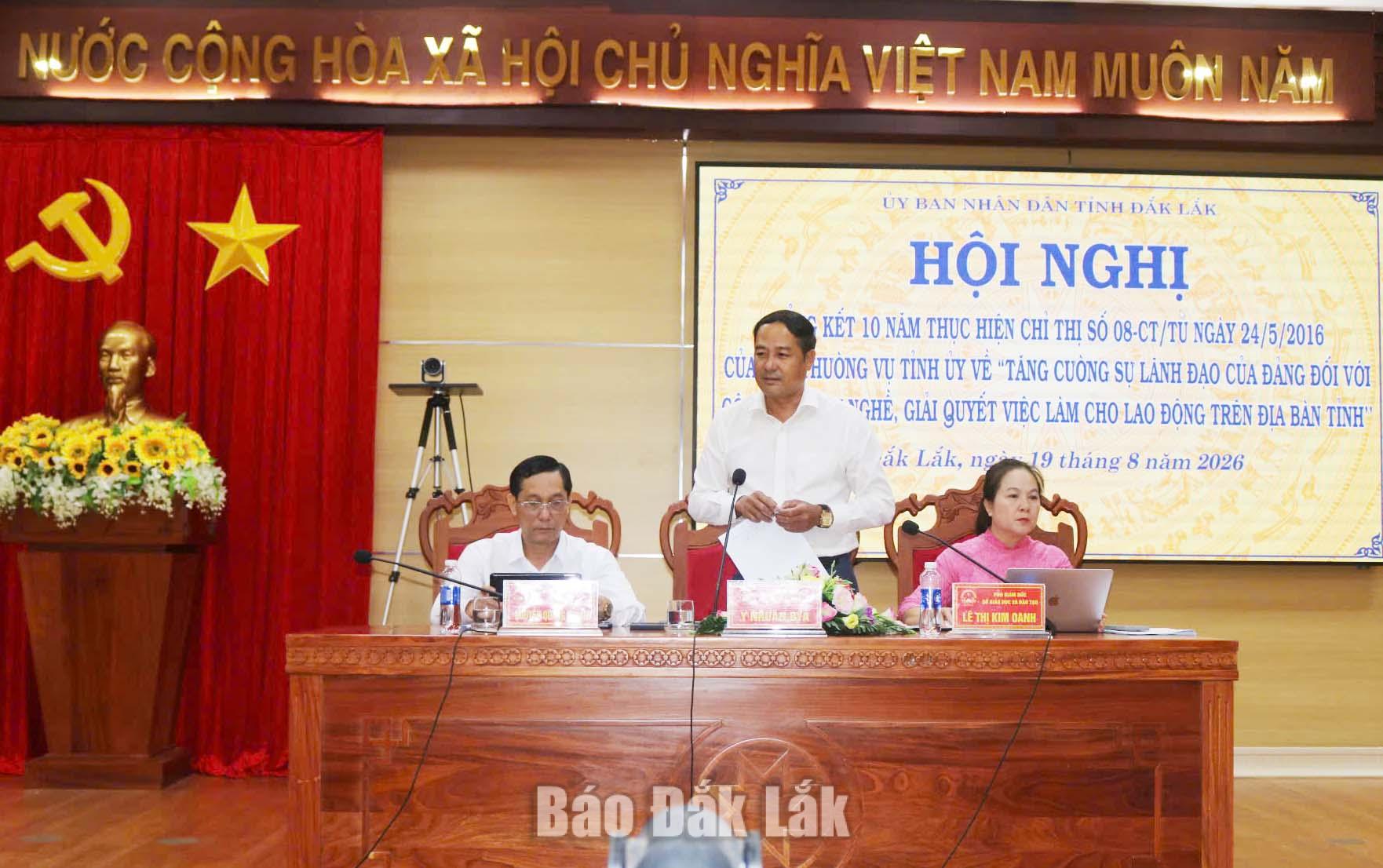 Lãnh đạo tỉnh chủ trì hội nghị.