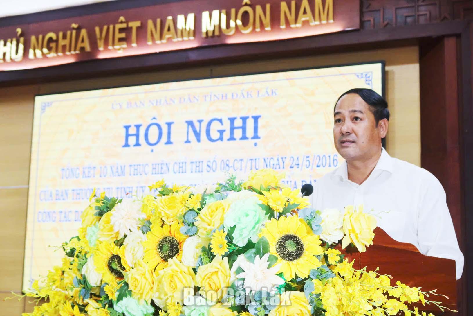 Đồng chí Y Nhuân Byă, Phó Chủ tịch UBND tỉnh phát biểu tại hội nghị.