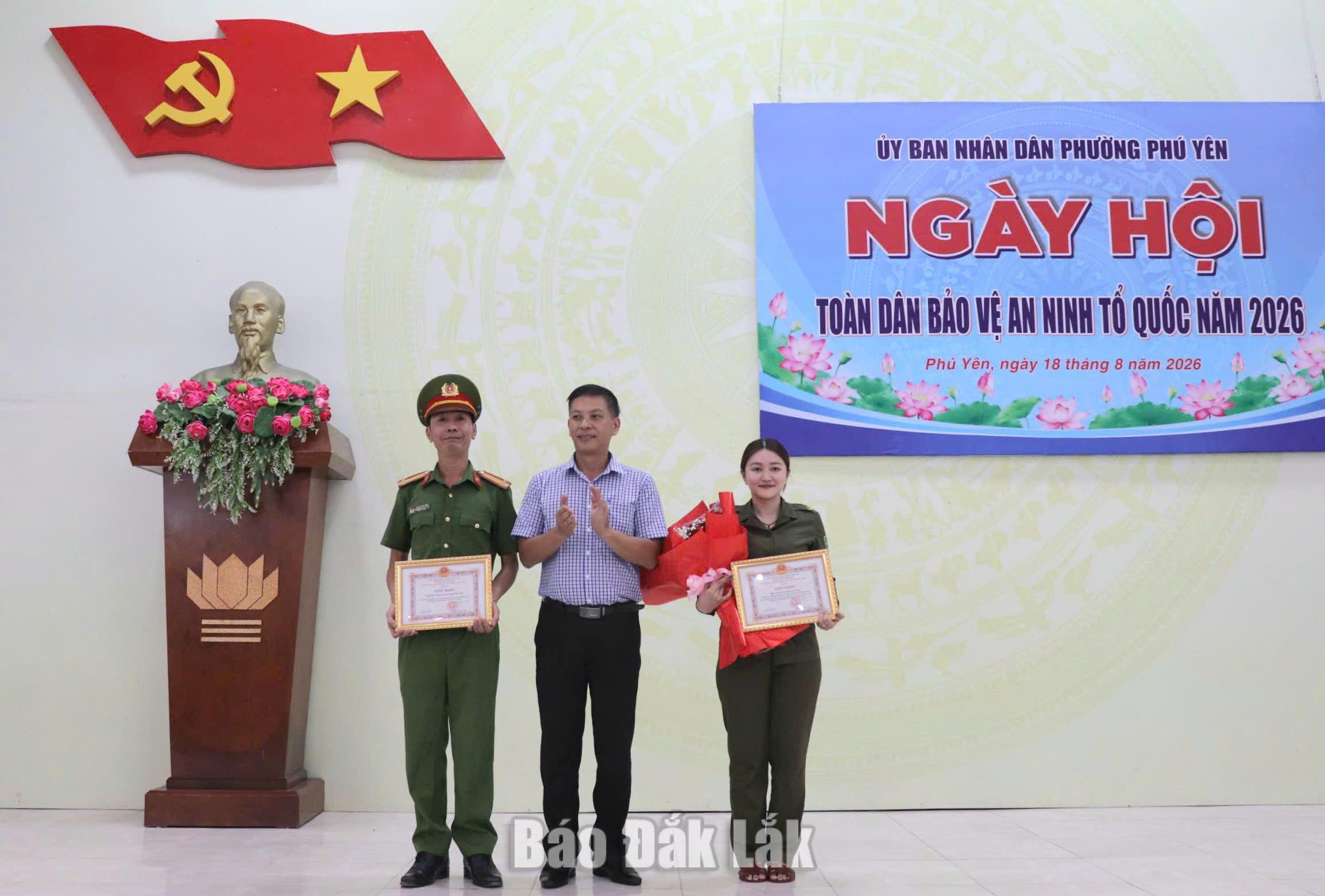 Chủ tịch UBND phường Phú Yên Nguyễn Xuân Cảnh khen thưởng 1 tập thể, 1 cá nhân có thành tích xuất sắc trong phong trào Toàn dân bảo vệ an ninh Tổ quốc năm 2026.