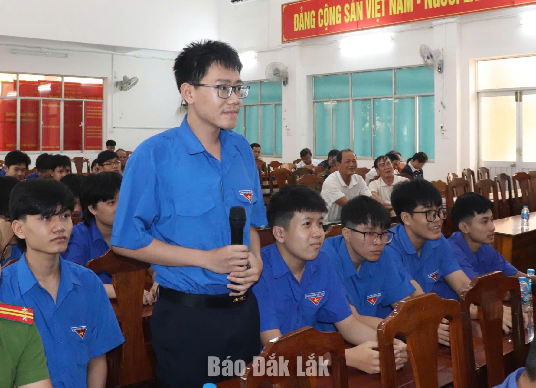 Một đoàn viên thanh niên tham gia trao đổi kiến thức về bảo vệ an ninh Tổ quốc.