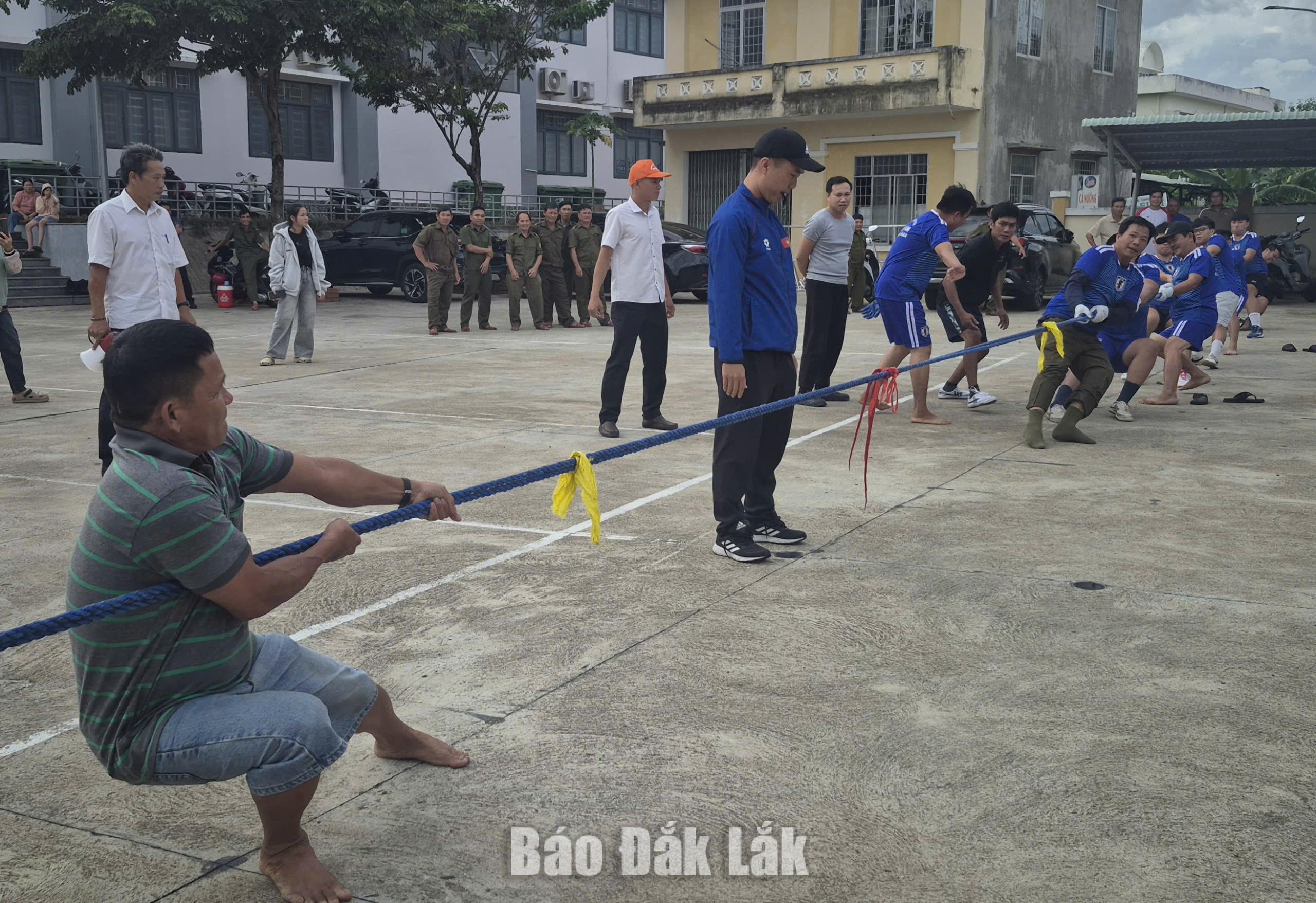 Các khu phố, đơn vị tham gia các trò chơi trong khuôn khổ ngày hội.