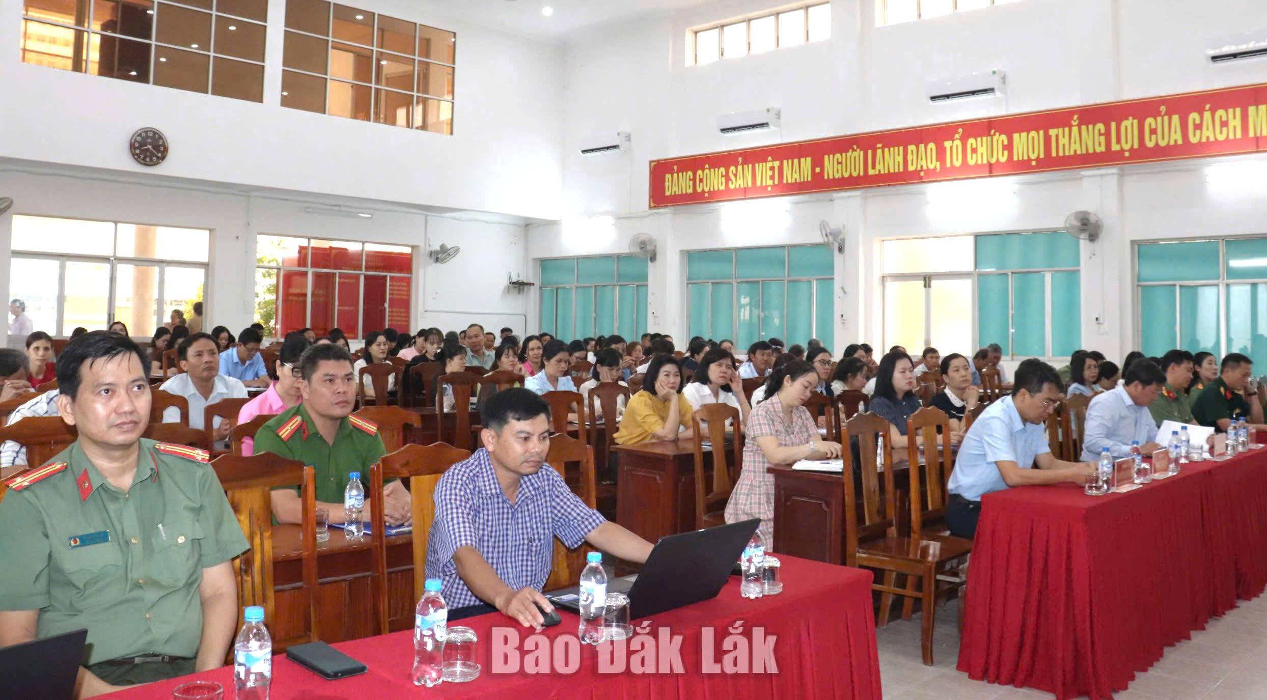 Các đại biểu tham dự hội nghị.