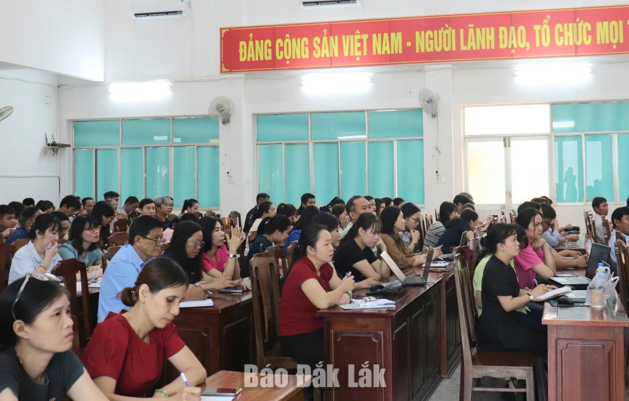 Các đại biểu chăm chú theo dõi hướng dẫn sử dụng web an toàn.