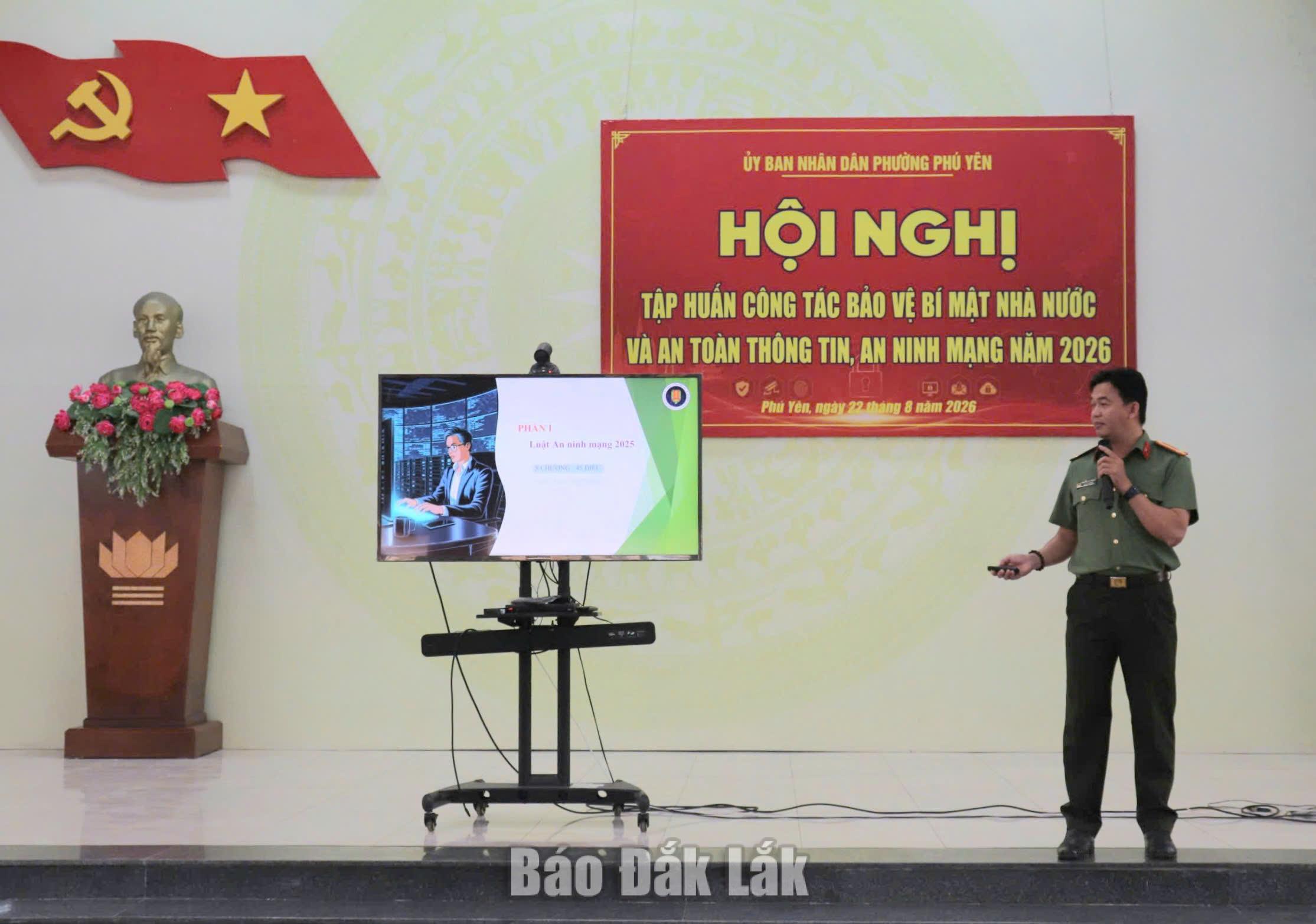 báo cáo viên Phòng PA05 (Công an tỉnh) phổ biến các biện pháp bảo đảm an toàn thông tin.
