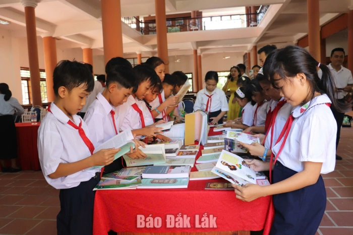 Trao tặng Tủ sách Thành An Thổ, lan tỏa văn hóa đọc