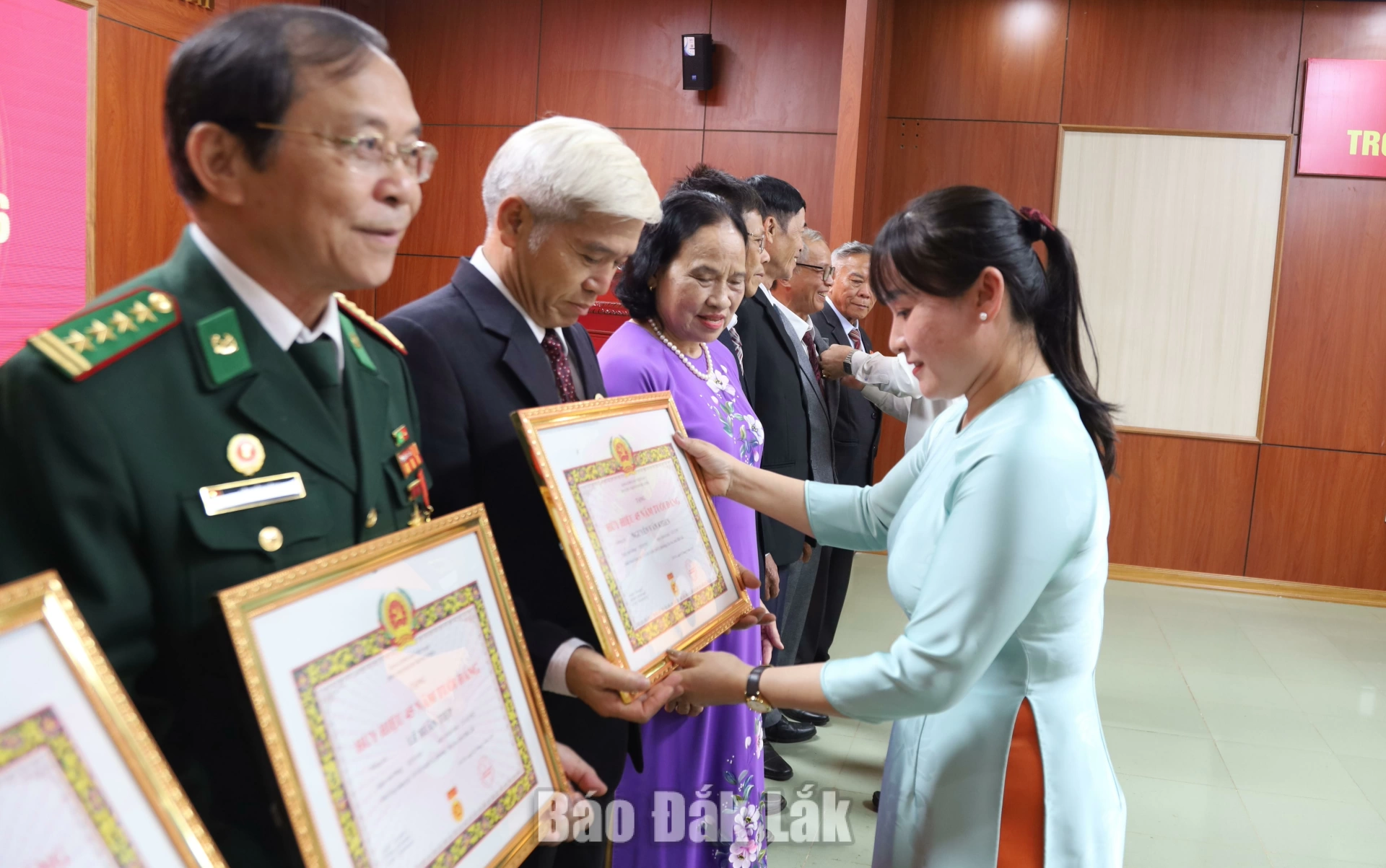 Lãnh đạo Đảng ủy phường Tân An trao tặng Huy hiệu tặng các đảng viên.