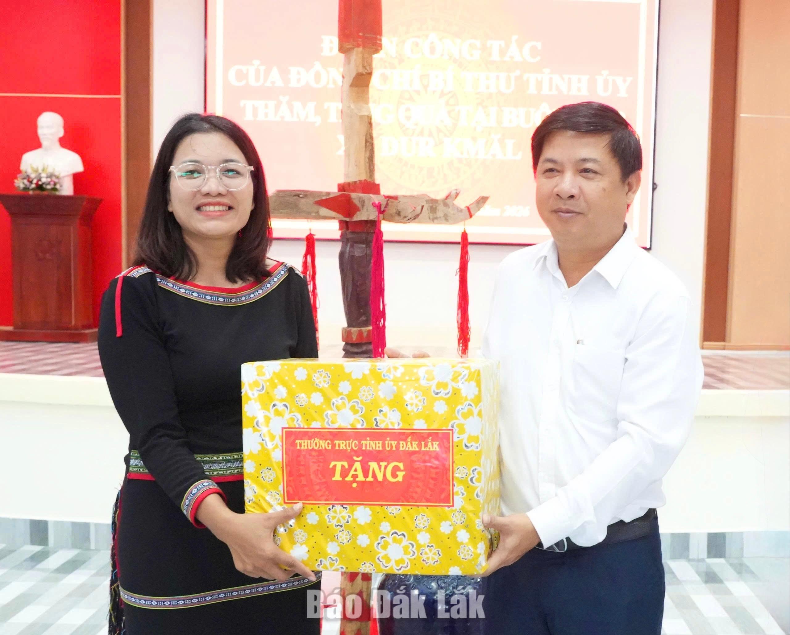tặng quà cho buôn Dur nhân dịp Quốc khánh 2/9.