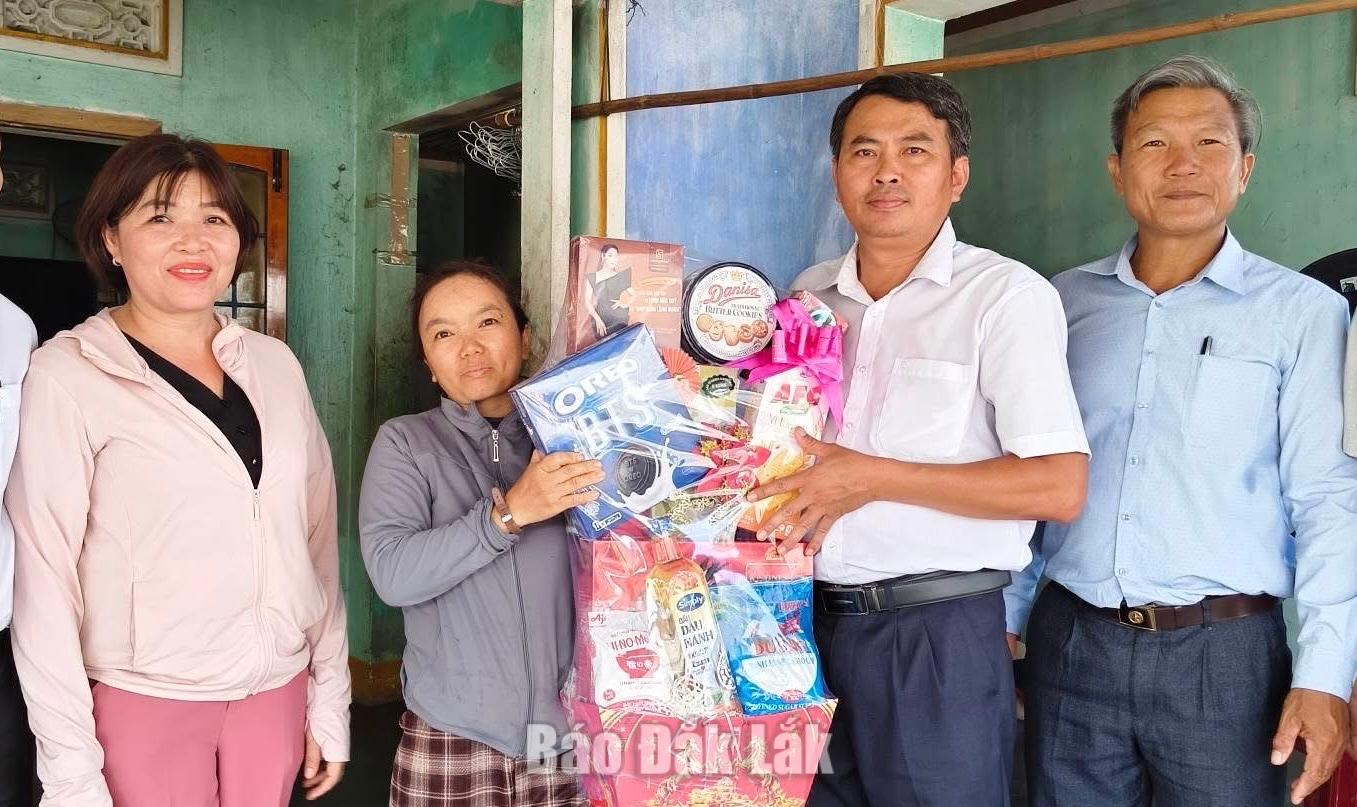Lãnh đạo xã Tuy An Nam thăm, động viên, tặng quà các hộ dân thôn Giai Sơn đã đăng ký, chủ động tháo dỡ nhà ở để bàn giao mặt bằng phục vụ thi công Dự án tuyến đường bộ ven biển