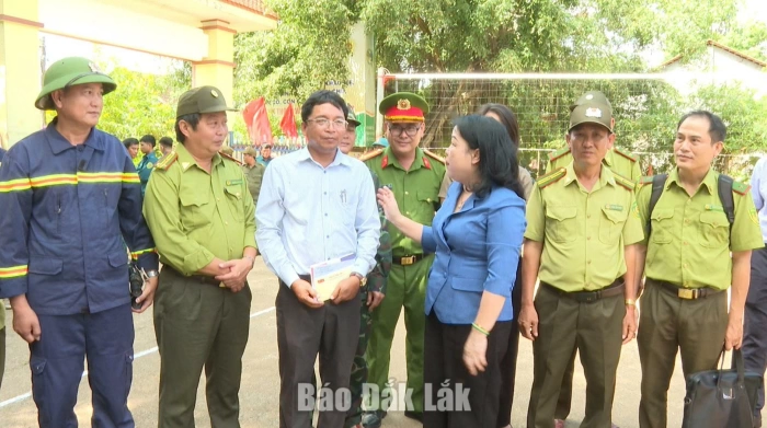 Đồng chí Cao Thị Hòa An đánh giá cao nỗ lực khống chế cháy rừng của các lực lượng