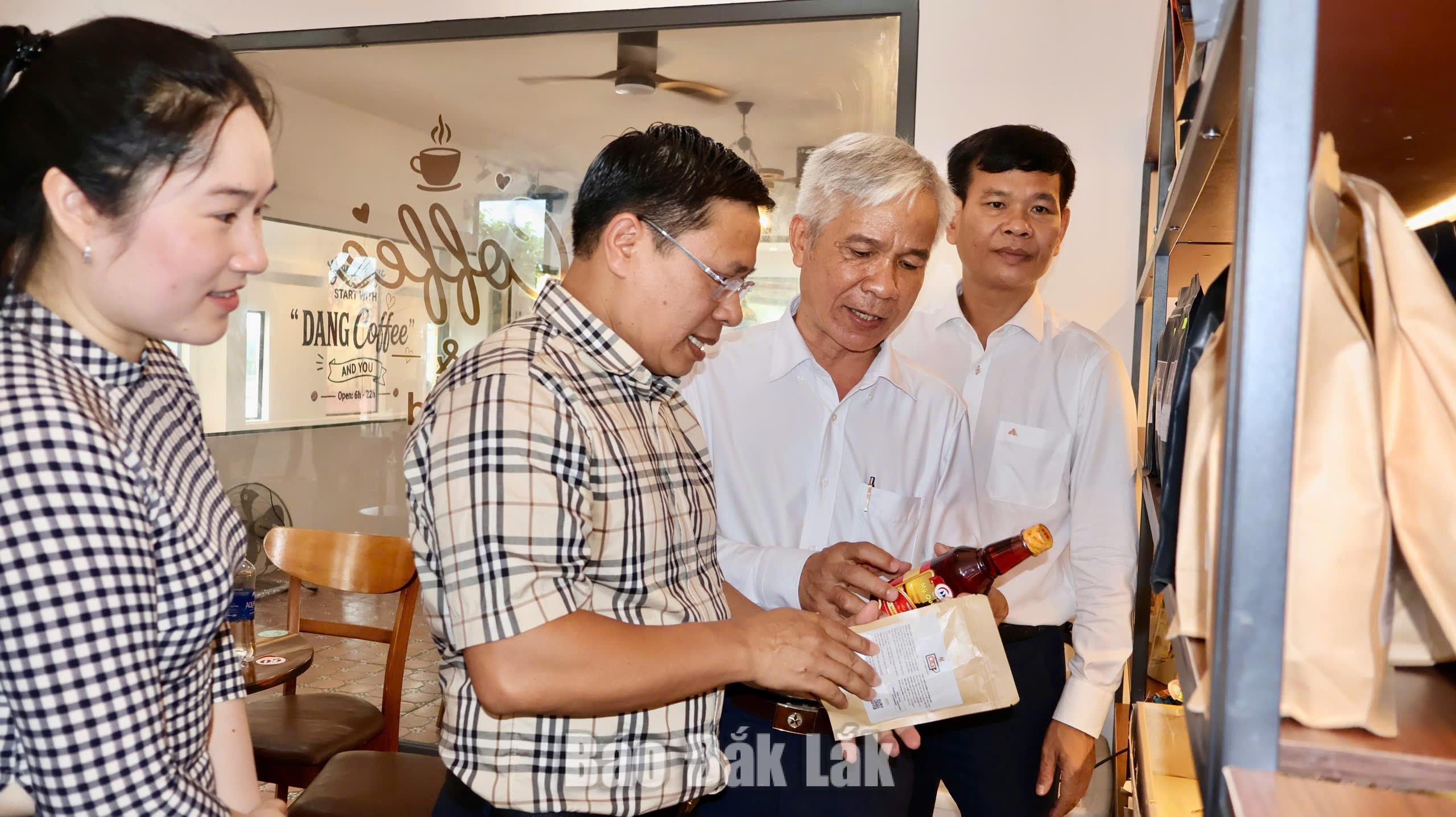 Lãnh đạo hai địa phương tham quan gian hàng trưng bày các sản phẩm nông nghiệp tiêu biểu của hai địa phương