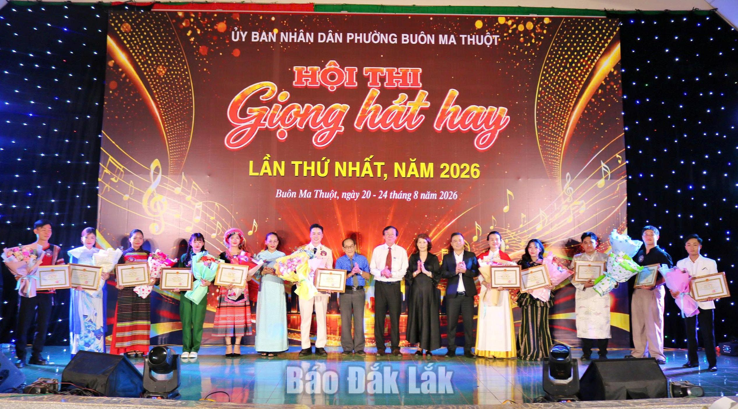 Ban Tổ chức, Ban Giám khảo cuộc thi trao giải cho các thí sinh.
