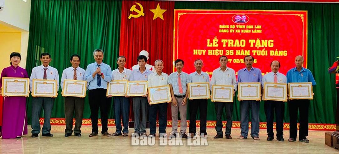 Lãnh đạo xã Đồng Xuân trao tặng  Huy hiệu Đảng cho các đảng viên