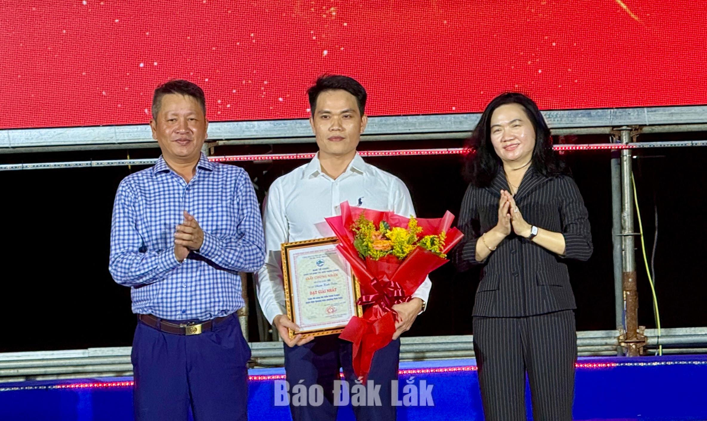 Đồng chí Đinh Thị Thu Thanh, Ủy viên Ban Thường vụ, Trưởng Ban Tuyên giáo Tỉnh ủy và Bí thư Đảng ủy, Chủ tịch HĐND phường Bình Kiến Nguyễn Lê Vi Phúc trao giải nhất cho tác giả đạt giải thiết kế biểu trưng (logo) nhận diện thương hiệu của phường.