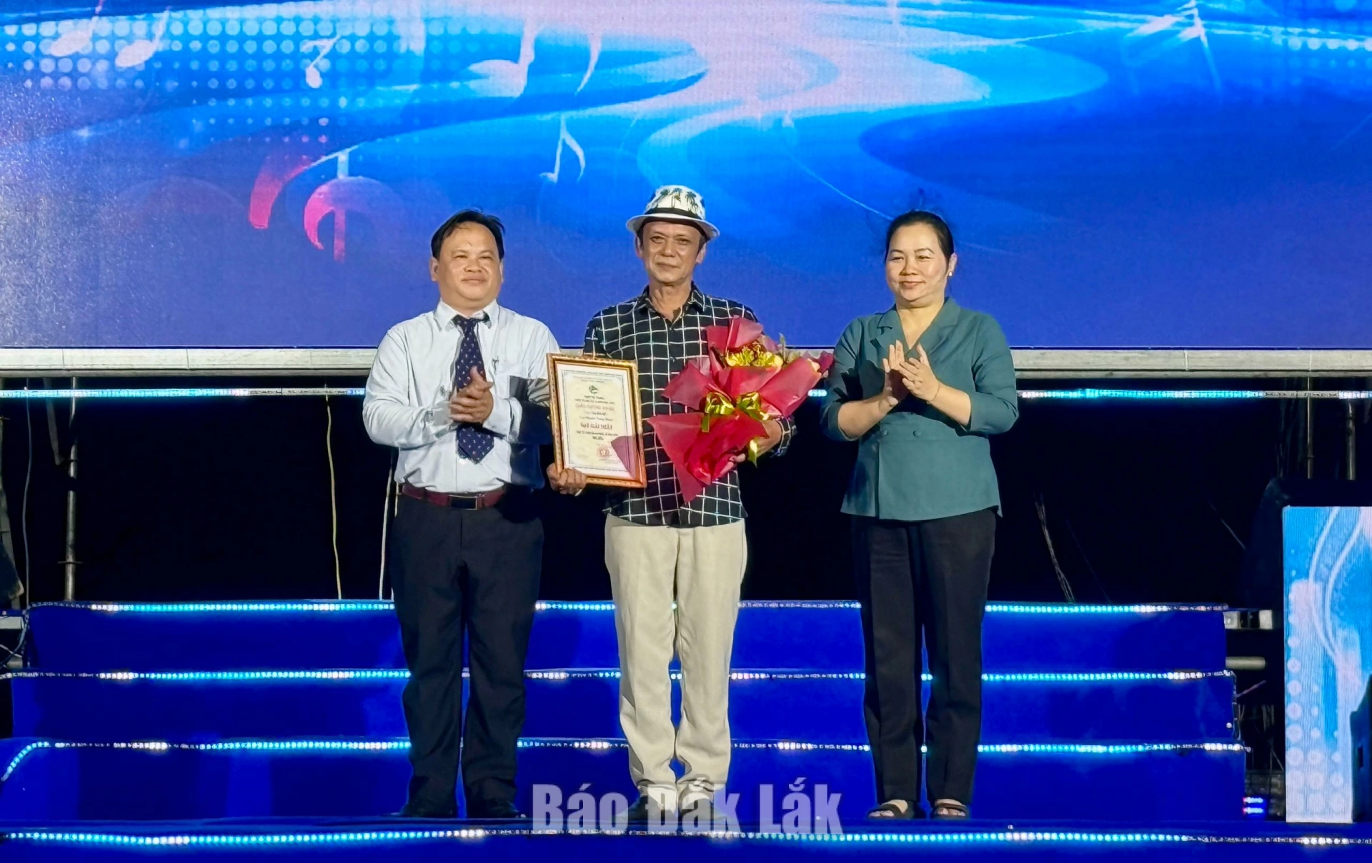 Đồng chí Đào Bảo Minh, Ủy viên Ban Thường vụ Tỉnh ủy, Bí thư Đảng ủy, Chủ tịch HĐND phường Tuy Hòa và Chủ tịch UBND phường Bình Kiến Trương Thanh Cường trao giải nhất cho tác giả tham gia Cuộc thi sáng tác ca khúc về Bình Kiến.