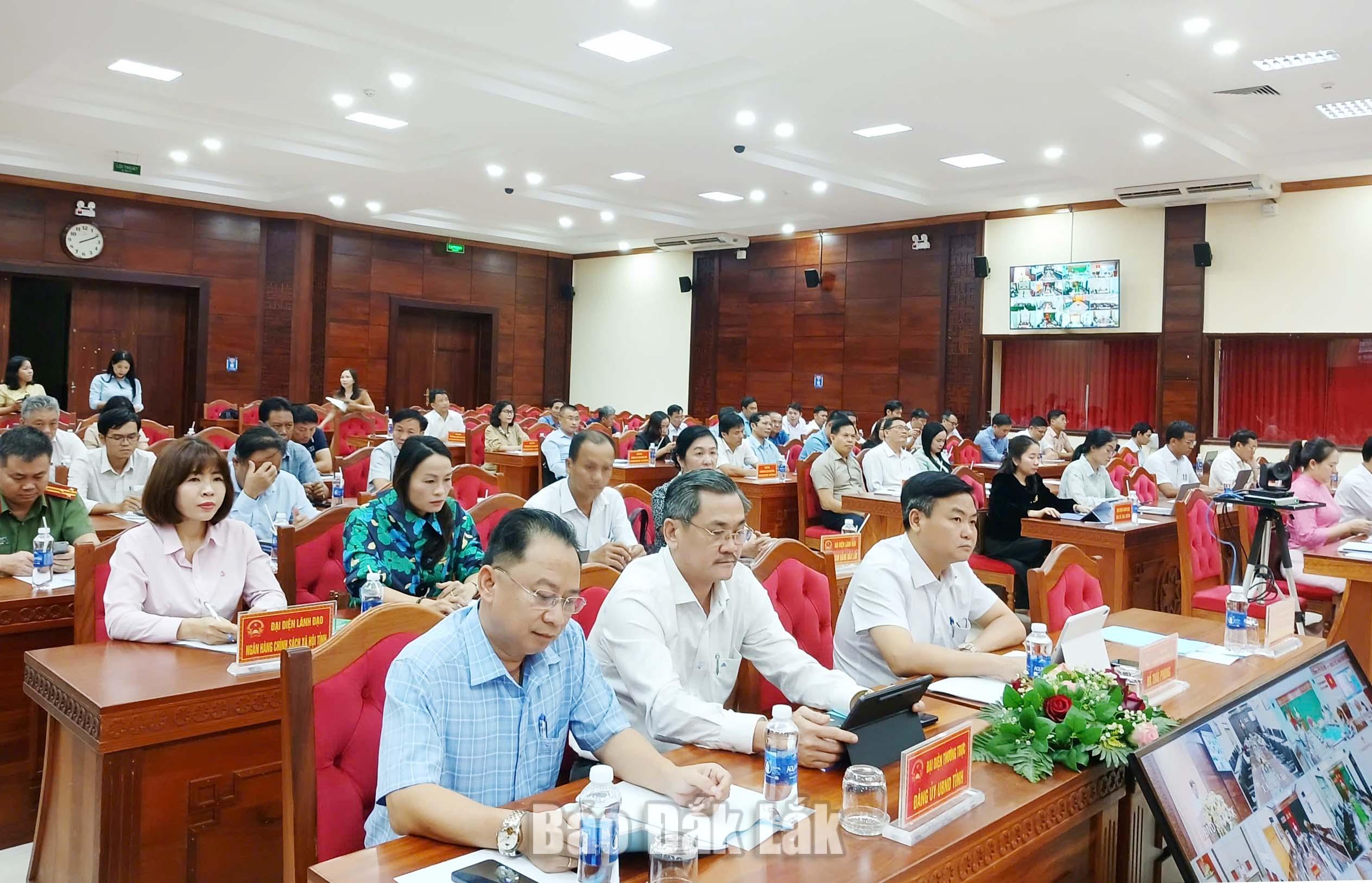 Lãnh đạo các sở, ngành tỉnh dự hội nghị trực tiếp tại hội trường UBND tỉnh. 