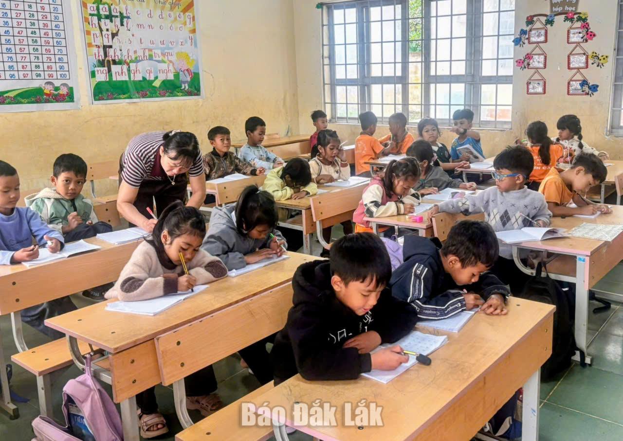 Giờ học tăng cường tiếng Việt của học sinh Trường Tiểu học Krông Búk (xã Ea Kly).
