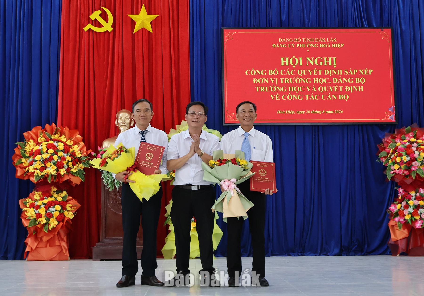 Chủ tịch UBND phường Huỳnh Nguyễn Ngọc Giang trao quyết định thành lập trường mới sau sáp nhập.
